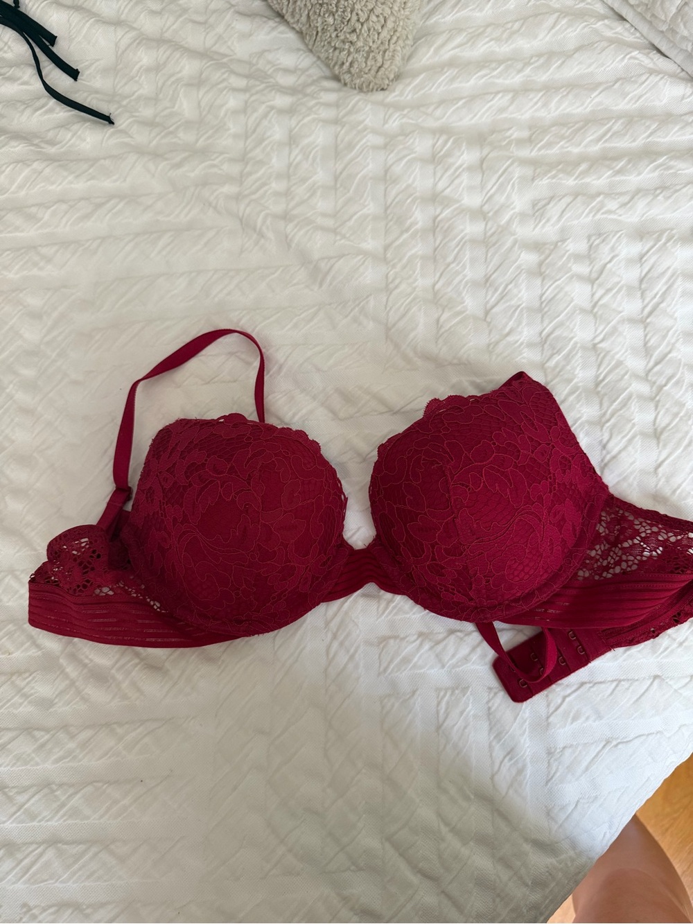 Victoria's Secret Lace Push-Up Bra in Berry Red
